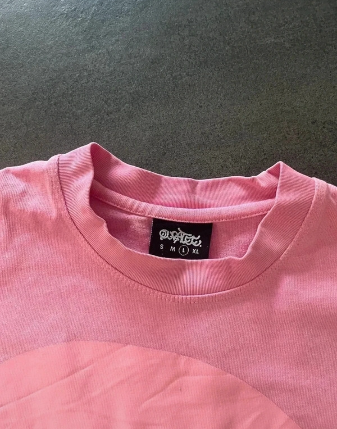 Quratee pink on pink logo tee (Str L)