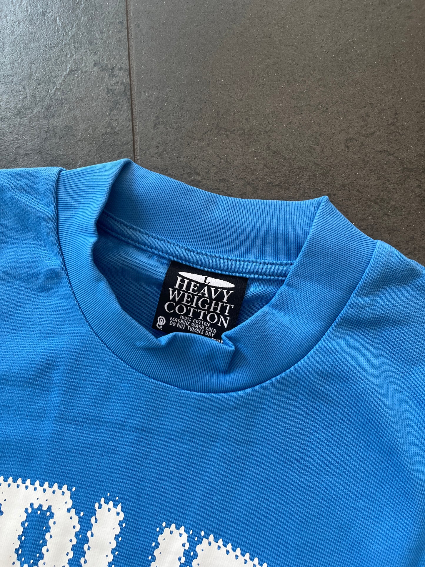 Quratee sky blue spell out tee (Str L)