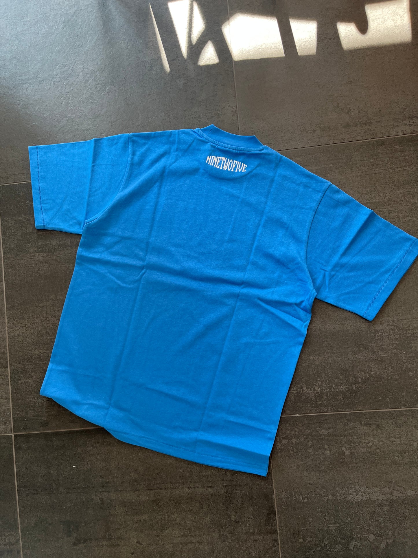 Quratee sky blue spell out tee (Str L)