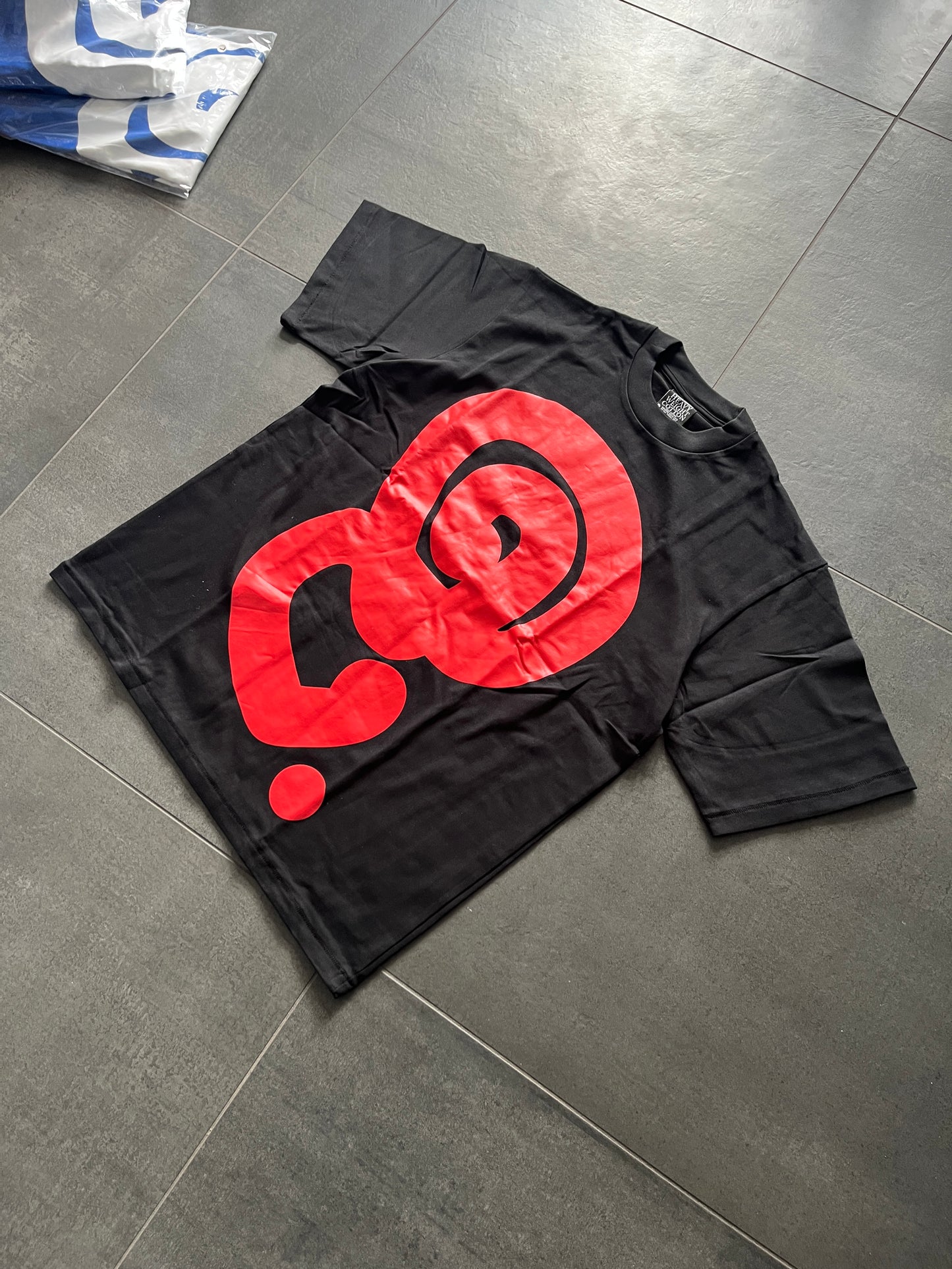 Quratee blood red logo tee