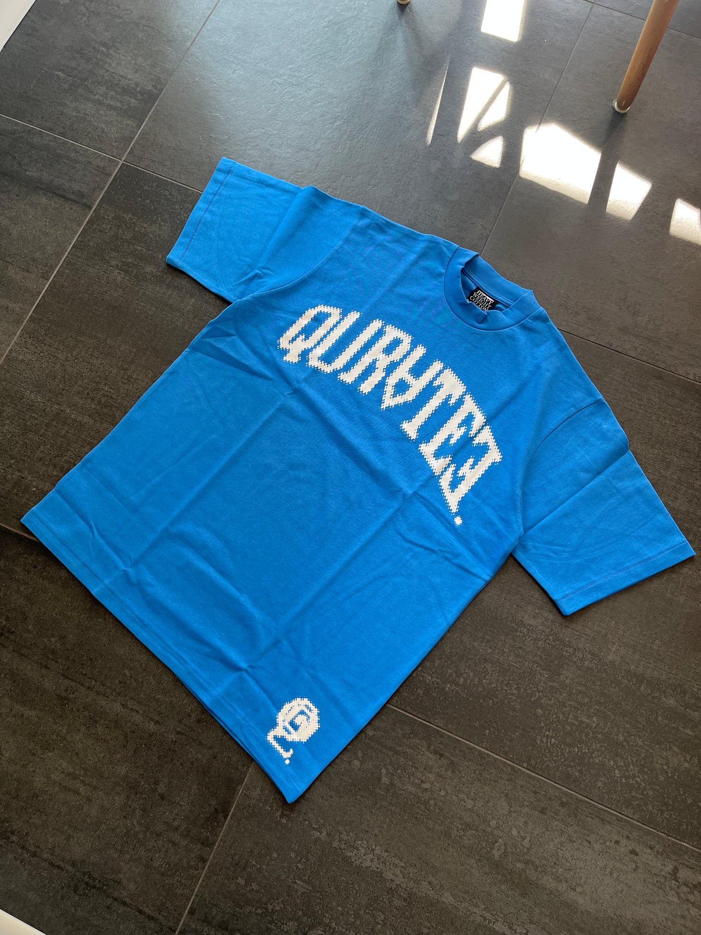 Quratee sky blue spell out tee (Str L)
