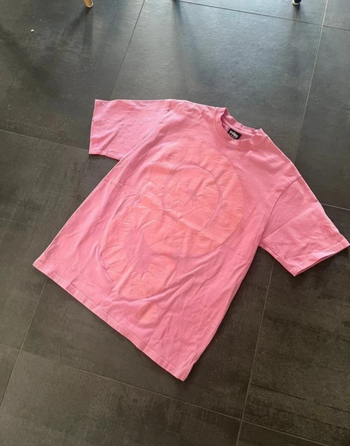 Quratee pink on pink logo tee (Str L)