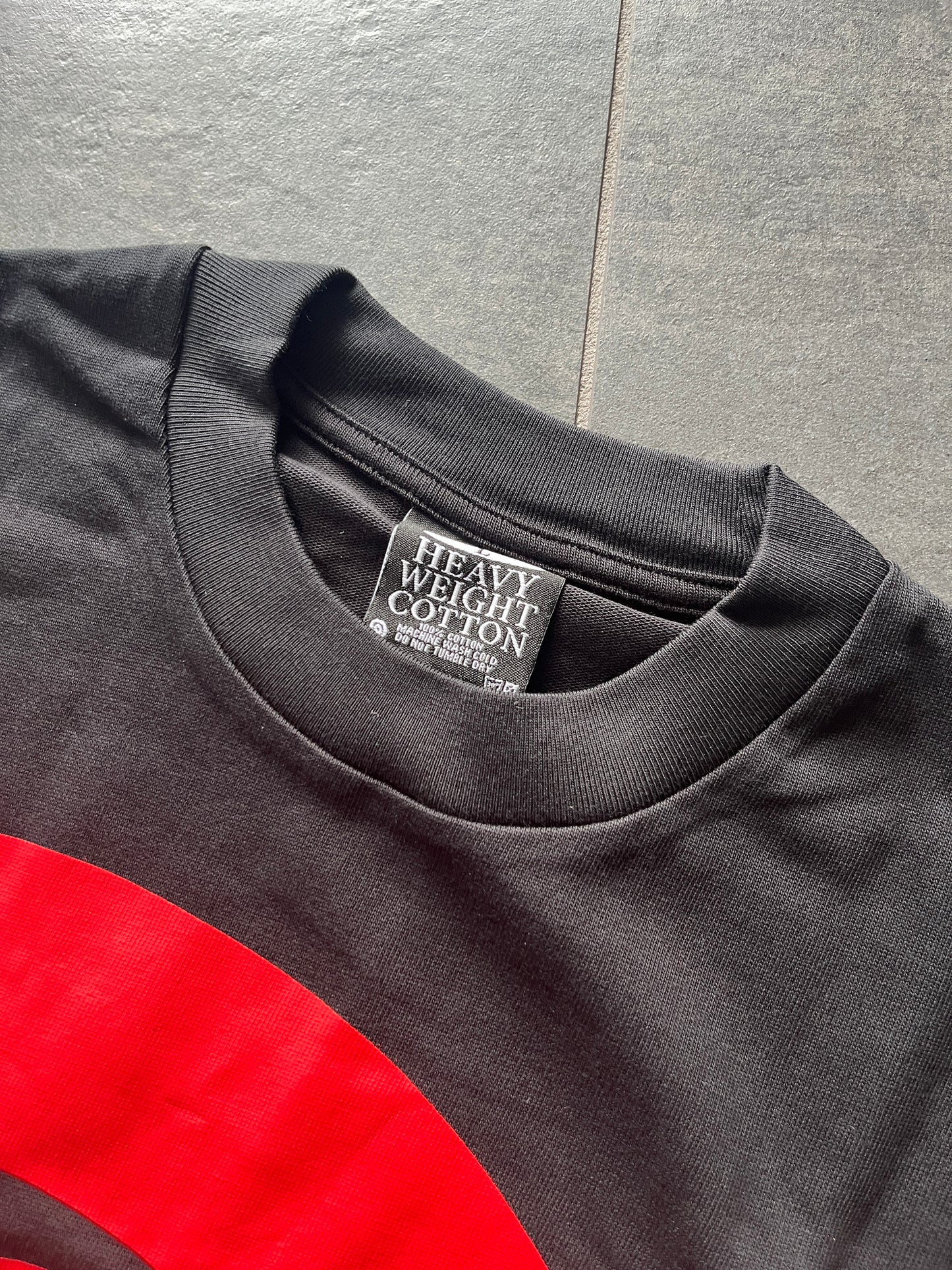 Quratee blood red logo tee