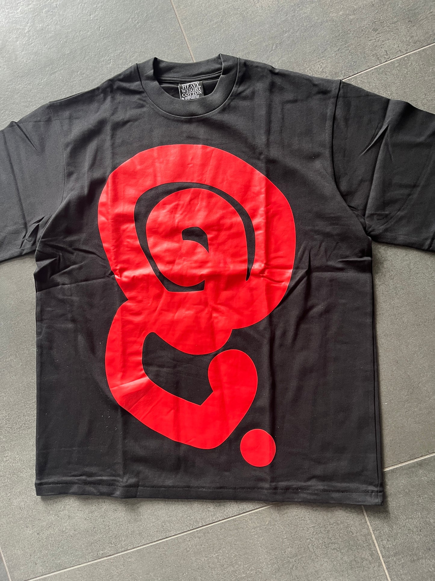 Quratee blood red logo tee