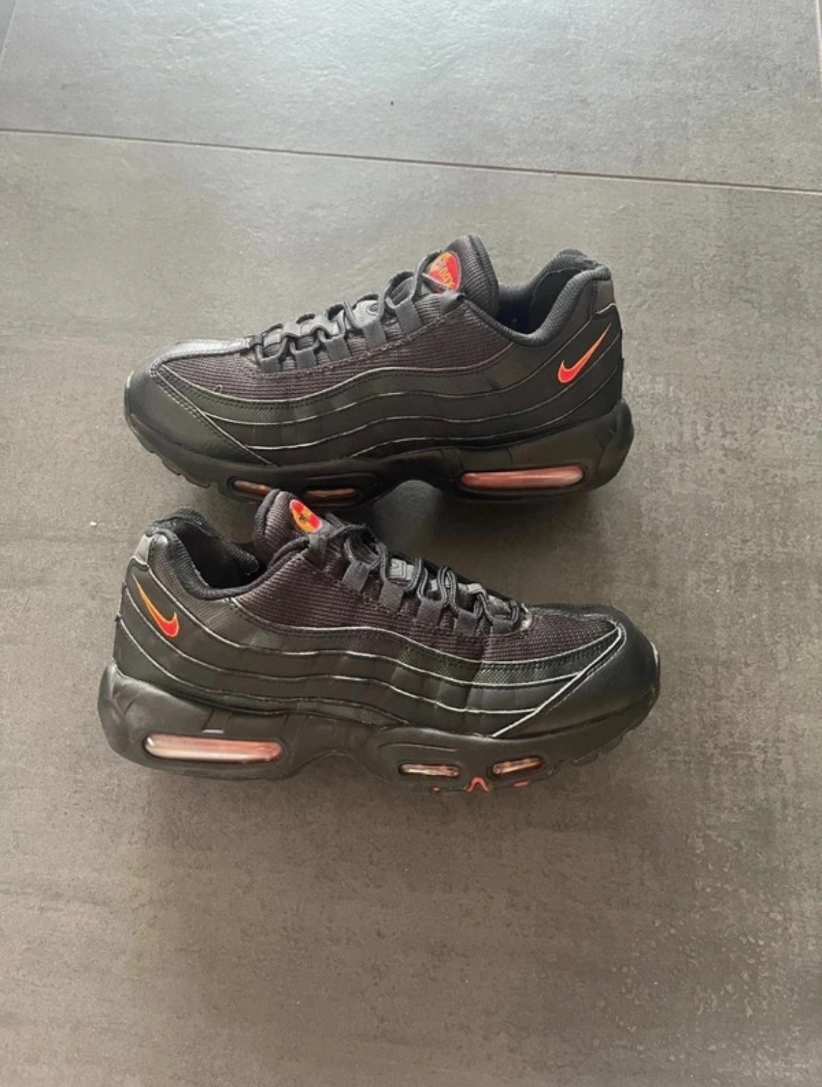black and red air max 95